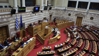 Με το βλέμμα στο 2027: Νέα μέτρα στήριξης από την κυβέρνηση, αναταράξεις σε ΣΥΡΙΖΑ και ΠΑΣΟΚ