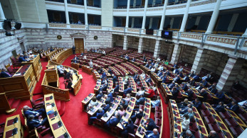 Δύο προβληματικές εικόνες από τη Βουλή