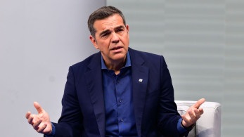 O Τσίπρας ξαναπουλάει το ίδιο παραμύθι: το... παιδί του λαού και τα λεφτόδεντρα