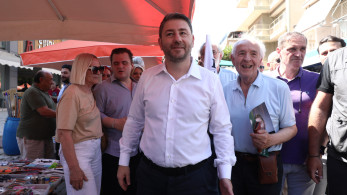 Από τις λαϊκές στις υποσχέσεις: ο Ανδρουλάκης μοιράζει εύκολες λύσεις και ψάχνει διέξοδο από τη δημοσκοπική πίεση