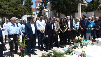 Με την «εικόνα» του Ανδρέα το ΠΑΣΟΚ: «προσευχές» και «τάματα» στο όνομα του ιδρυτή