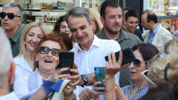 Στη Νέα Σμύρνη ο Κυριάκος Μητσοτάκης - Συνομίλησε με πολίτες και έπαιξε τάβλι σε καφέ της περιοχής (video)