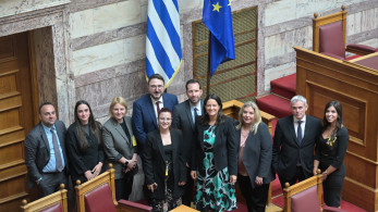 Βουλή: «Πέρασε» το νομοσχέδιο για ίση αμοιβή και βαρέα υγειονομικών – Τι ψήφισαν τα κόμματα
