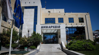 Χαμός στην Ηλιούπολη, με σκηνές έντασης και ξύλο στο Δημοτικό Συμβούλιο (video)