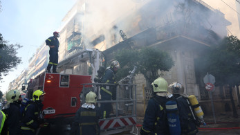 Καλλιθέα: Σε υποχώρηση η φωτιά στη διώροφη μονοκατοικία
