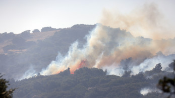 Μαίνεται η φωτιά στο Ρέθυμνο: μπαράζ 112 για εκκενώσεις, απεγκλωβισμός 50 ατόμων από παραλία (video)