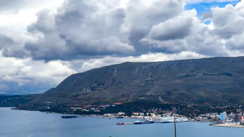 Το «Έλυρος» συγκρούστηκε με φορτηγό πλοίο στο λιμάνι της Σούδας (video)
