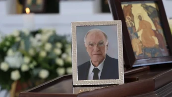 Συγκίνηση στο τελευταίο «αντίο» στον Βασίλη Λεβέντη