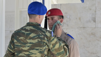 Αγέρωχοι οι Εύζωνες στο Σύνταγμα κάτω από τον καυτό ήλιο (photos)