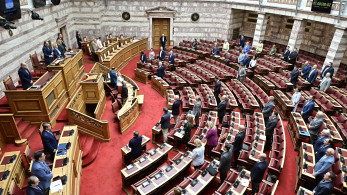 Ενός λεπτού σιγή στη Βουλή για τα θύματα της φονικής πυρκαγιάς στο Μάτι