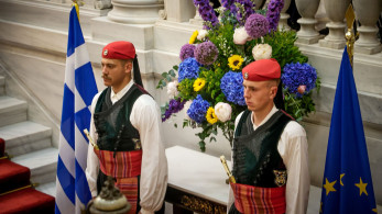 Θεσμικά απόντες...