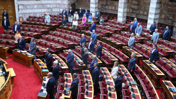 Βουλή: ενός λεπτού σιγή στη μνήμη των τριών πυροσβεστών που σκοτώθηκαν