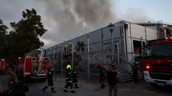 Αθήνα: Φωτιά στο μητροπολιτικό πάρκο Γουδή - Καίγεται το θέατρο του Μπάντμιντον - Εστάλη 112 (video)