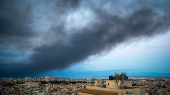 Προειδοποίηση Σαρηγιάννη: Μηδενίστε την έκθεση στον τοξικό καπνό από τη φωτιά στο Ωραιόκαστρο