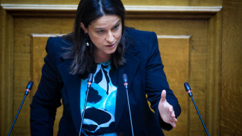 Βουλή, Νίκη Κεραμέως κατά Νίκου Ανδρουλάκη για την ίση αμοιβή ανδρών-γυναικών: Τρικυμία εν κρανίω (video)