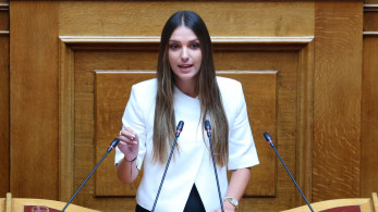 Τέλος από το κόμμα του Στέφανου Κασσελάκη και η Μυρτώ Κοροβέση που ορκίστηκε βουλευτής στη θέση του Γιώργου Καραμέρου