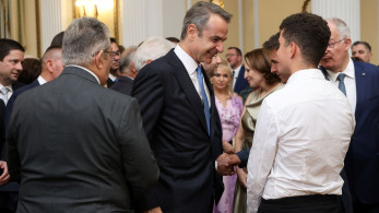 O Κυριάκος Μητσοτάκης και οι τέσσερις τιμητικά προσκεκλημένοι