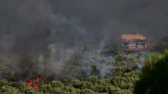 Σε πύρινη «πολιορκία»  το Πόρτο Γερμενό: Μεγάλη αναζωπύρωση - Δεν πετούν εναέρια λόγω καιρού - Δεκάδες σπίτια κάηκαν (video)
