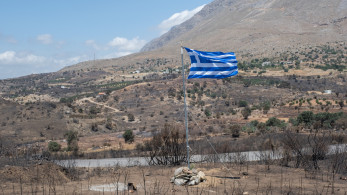 Ρέθυμνο: ύψωσαν την ελληνική σημαία στο σημείο όπου εντοπίστηκαν νεκροί οι δύο πυροσβέστες