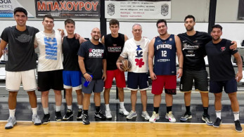 Ο Τάκης Θεοδωρικάκος έπαιξε μπάσκετ με τον γιο του και την παρέα του (video)