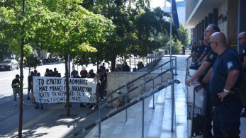 Δολοφονία Βάγιας Νέστορα: συγκέντρωση αλληλεγγύης έξω από τα δικαστήρια – Από το υπόγειο η μεταγωγή των συλληφθέντων (video)