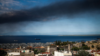Το τοξικό νέφος από τη φωτιά στο Ωραιόκαστρο μπορεί να φτάσει ως την Εύβοια (video)
