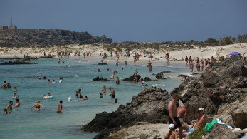 Ωχαδερφισμός: ρεζερβέ στο κύμα με αλυσίδες και λουκέτα