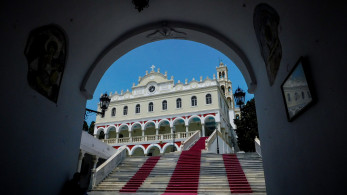 Τα κομματικά τάματα στην Παναγιά της Τήνου: ποιοι αρχηγοί θα πάνε μπουσουλώντας στη χάρι Της