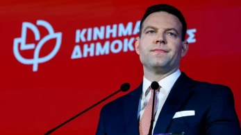 Ο Κασσελάκης επιμένει: κάνει συνέδριο και βάζει στο στόχαστρο τον Τσίπρα