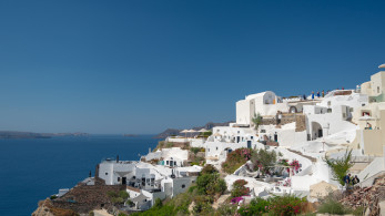 Υπερτουρισμός και αδηφάγα συμφέροντα γονατίζουν τα νησιά: τσιμέντο να γίνουν