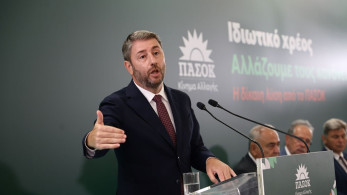 Ο «θυμωμένος» Ανδρουλάκης ψάχνει πολιτικό σωσίβιο στο ΠΑΣΟΚ του ’80