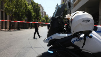 31χρονος επιτέθηκε με μαχαίρι σε αστυνομικούς στο ΑΤ Μάνδρας - Τον πυροβόλησαν στην κοιλιά