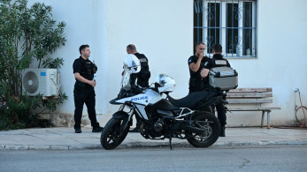 Μάνδρα: «Ρίξτε μου» φώναζε στους αστυνομικούς ο 31χρονος που τους επιτέθηκε με μαχαίρι