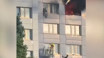 Βερολίνο: πήδηξε από τον 11ο όροφο σε καλάθι της Πυροσβεστικής - Καρέ καρέ η δραματική διάσωση