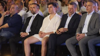 Κύπρος: αντιδράσεις για την εμφάνιση του Φειδία Παναγιώτου με σορτς σε εκδήλωση για Ισαάκ και Σολωμού (φωτογραφίες)