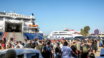 Πάνω από 129.000 επιβάτες αναχώρησαν από τα λιμάνια της Αττικής το τριήμερο (video)