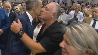 Ο υψηλός συμβολισμός στην αγκαλιά του Κυριάκου Μητσοτάκη προς τους γονείς του ήρωα αστυνομικού Γιώργου Λυγγερίδη