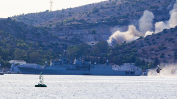 Φωτιά στη Σαλαμίνα: Τι διευκρινίζει το ΓΕΝ για πλοία και εγκαταστάσεις