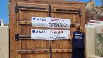 ΑΑΔΕ: πρόστιμα και λουκέτα σε επιχειρήσεις Σαντορίνης και Νάξου