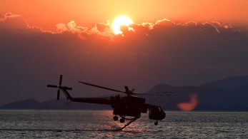 Φωτιά στη Δυτική Αττική: ολονύκτια μάχη με τις αναζωπυρώσεις