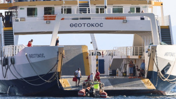 Πυρκαγιά στη Σαλαμίνα: Πάνω από 360 άτομα απεγκλωβίστηκαν από Σατερλί και Κολώνες (photo-video)