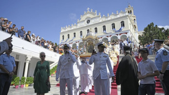 Παναγία της Τήνου: χιλιάδες προσκυνητές για τη Μεγαλόχαρη - Τα τάματα και η ιστορία της εικόνας