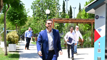 Θέλει ο Τσίπρας να κρυφτεί... και η διαπλοκή δεν τον αφήνει