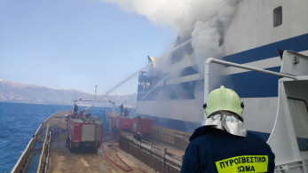 Στις φλόγες  φορτηγό - οχηματαγωγό με 29 επιβαίνοντες βόρεια της Μυκόνου