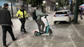 «Σαφάρι» ελέγχων της Τροχαίας για τα ηλεκτρικά πατίνια στην Αθήνα