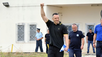 Σάλος με δωρεά του Κασιδιάρη στα Μέγαρα: «Εξω οι φασίστες από τα σχολεία μας»