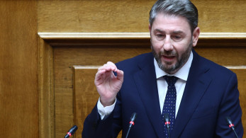 Ο «θυμωμένος» Ανδρουλάκης: θέλει πρωτιά, μοιράζει πιστοποιητικά και μετράει… δόσεις