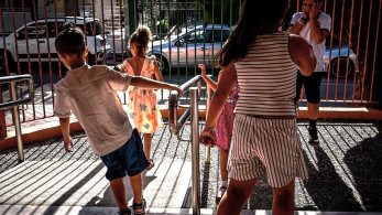 «Κουμπαράς για νέα γενιά»: πώς θα λειτουργήσει, τι πρέπει να προσέξουν οι γονείς