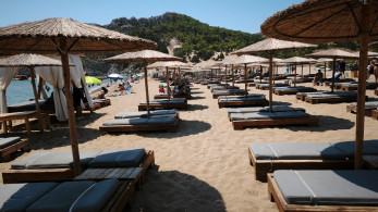 Ρόδος: βασιλεύει το «παρακράτος» της ξαπλώστρας