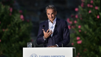 Από τη μία η αξιοπιστία της κυβέρνησης, από την άλλη τα «λεφτόδεντρα» της αντιπολίτευσης